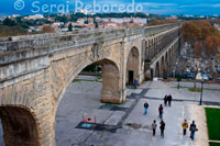 Acueducto de Saint Clément. El ingeniero Henri Pilot de Launay se inspiró en el puente de Gard, para construir en 1754 el acueducto San Clemente. Este ha permitido la llegada de agua potable de los manantiales de la ciudad de Saint-Clément. Montpellier en francés y oficialmente, Montpelhièr en occitano, es una ciudad del sur de Francia, capital de la región de Languedoc-Rosellón y del departamento Hérault. Está cruzada por dos ríos: el Lez al este, y el Mosson al oeste. Según los datos de 2009 contaba con una población de 257.092 habitantes, que si se incluía el área metropolitana sumaban 516 360 hab (2008) habitantes. En 2007 era la octava ciudad de Francia por su población intra-muros, es una de las pocas entre las ciudades de más de 100.000 habitantes, cuya población ha aumentado de forma ininterrumpida desde hace cincuenta años, periodo en el que ha doblado su población. La ciudad es un importante centro industrial, donde destacan los productos textiles, metalúrgicos, alimentarios, como el vino, editoriales y químicos.