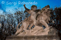 Una de las esculturas que decora el parque de La Promenade Royale du Peyrou . La ciudad es hogar de muchos estudiantes, debido a la presencia de una gran universidad. Trate de llegar a visitar la Facultad de Medicina. Este fue establecido desde el siglo 12 y aún está en su lugar! Si quieres algo de relajación y alguna soledad lejos de las concurridas calles, entonces puedes ir a La Promenade Royale du Peyrou, este es un parque que está situado justo al lado del Arco de Triunfo de Montpellier.