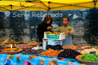 Mercado los sábados por la mañana en el Boulevard Arceaux.  Uno de los lugares que más me gustó fue el "Marché des Arceaux", mercado itinerante ubicado al aire libre, debajo del acueducto. Lo visitamos el sábado por la mañana, me impresionó la cantidad de puestos con productos bio, caí rendida frente a los quesos y comí una de las mejores tartas de damascos (albaricoques) de mi vida.