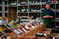 Aux Grands Vins, la mejor tienda en la que encontrar todos los deliciosos vinos de la comarca. Uno de los eventos más destacados del calendario anual de Montpellier es el Fête des Vignes, un festival dedicado al vino que se realiza entre el 26 y el 28 de noviembre. El encuentro tiene lugar en la Place de la Comédie, un punto de enorme protagonismo en esta ciudad del sur de Francia. Aquí se ubicarán los puestos de más de cuarenta productores de vino de la región de Montpellier, los cuales el tercer día abren sus viñedos y bodegas para que el público pueda catar sus vinos. Por otro lado, el beber vino aquí es para una buena causa, ya que el dinero se dona cada año a una asociación benéfica (el año pasado, por ejemplo, fue para una asociación contra el sida). Air France es una de las compañías tradicionales que opera conexiones hacia esta ciudad desde nuestro país por buenos precios. Si reservamos para las fechas de este festival, se consiguen vuelos por 255 euros en total. Por ejemplo, cogiendo la ida para el 24 de noviembre, que serían 120 euros, y regresando por 135 euros el día 30 del mismo mes. Claro que, como esta aérea ofrece conexiones todos los días, es posible elegir otras fechas de vuelo por el mismo precio. Y sino siempre pueden encontrarse mejores precios con aerolíneas de bajo coste. Así, en este momento en el buscador de Vuelos Baratos se hallan vuelos a Montpellier desde Madrid a partir de 169,35 euros.