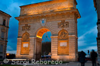 A la entrada del Peyrou encontramos la más representativa de estas construcciones, el Arco del Triunfo. Los habitantes de Montpellier están particularmente orgullosos de su arco, ya que tiene más de 300 años de antigüedad, es decir, casi el doble que el de París, y su orgullo occitano les lleva a intentar chinchar a los capitalinos siempre que tienen ocasión. Por la parte de atrás del Peyrou encontramos otro monumento de estilo romano construido en esa misma época aunque mucho más impresionante, Les Arceaux. Se trata de un enorme acueducto hecho a imagen y semejanza del Pont du Gard (del cual hablaré en breve) y que efectivamente se utilizó para canalizar agua a la ciudad hasta hace 20 años. Actualmente no cumple ninguna función práctica, pero hace muy bonito. La Promenade en sí no es demasiado destacable: árboles y flores, mucho sitio para hacer cosas, y una estatua ecuestre del Rey Sol en plan César. Lo bueno que tiene el sitio es que tanto espacio da pie a muchas actividades públicas improvisadas, con lo que se ha convertido en el centro neurálgico del perroflautismo local. Siempre hay gente practicando con los bongós o haciendo malabares, actividades en las que se puede participar sin mayor problema. Por mi parte, hoy he pasado un rato muy agradable aprendiendo a bailar las danzas regionales de Occitania a la luz de la luna. En general se trata de bailes en grupo muy sencillos y con ritmos bastante vivos, lo que garantiza que todo el mundo se anime y pase un buen rato, la torpeza o la vergüenza no son excusa para quedarse al margen. Os lo digo yo, que como muchos ya sabréis tengo dos pies izquierdos.