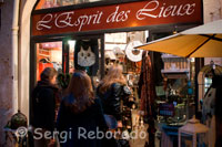 L’Esprit des Lieux, una de las tiendas donde encontrar cualquier clase de souvenir en Montpellier. En las mismas calles de piedra hay elegantes mansiones del siglo XVII, que comparten el espacio con algunos caprichos modernos: ropa de viejo o de Christian Lacroix; galerías de arte y salones de belleza; pastelerías, bares con música electrónica. Las calles oscuras desembocan muchas veces en arboladas plazas, como la Place Candolle, o en lujosas avenidas, como la Fosh. A pocos metros, en lo alto de la ciudad, el Peyrou es un pequeño jardín de Versailles, de tres hectáreas, donde Luis XIV afirmó su poder real, colocando en el centro una estatua con su cara y su arco del triunfo. Detrás del Rey Sol, una gigante fuente se alimenta del agua que transporta el acueducto Saint Clement (14 kilómetros de largo), de inspiración romana y gran belleza.