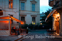 Some restaurants in the historic center of Montpellier. Montpellier is a small town in the Midi, Herault region 14 kilometers from the Mediterranean coast. It has about 200,000 inhabitants and is, above all, a fantastic city to live, has it all: it is dynamic, warm, full of life, with all the necessary services. Besides being really nice is full of places to discover, whether historical or modern, lots of greenery and a pleasant climate. It is a quiet town but also full of progress that give the crowd of students from all over the world who populate their schools and universities. If you go through the whole center will get a small street, Rue Foch, ending with the courthouse and the triumphal arch that leads to the Promenade du Peyrou, a nice park, but with too much cement for my taste, culminating with the "Château d'eau" and the Roman aqueduct that crosses part of the city. Another park where getting lost is worth the Jardin des Plantes, the oldest botanical park in France created by Henry IV in 1593, for the medical school of the city. Returning to Antigone, we find an ultra modern district with large buildings in a style that blends contemporary architecture with neoclassical full of wide open spaces. Particularly, I think a little cold, but if I were planting trees everywhere, so I guess quite glad the area, the neighborhood ends with a channel surrounded by restaurants, mostly very "industrial", though one with much charm as The gingette, and the building of the Regional Assembly. A bird's eye view this neighborhood, designed by Ricardo Bofill, has a key. Nearby there are small beach towns, some are typical villages you would find anywhere in Valencia (La Grande Motte, Carnon, etc.) and others have little surprises as Palavas, with a fairytale castle.