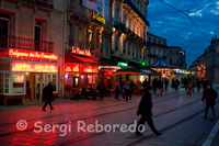 Alguns dels restaurants que s'amunteguen a la Place de la Comédie. Un dels millors llocs on vam menjar a Montpeller va ser a la terrassa del Sister 's cafè. El menú no és excessivament car i la seva cuina està bé, la terrassa just darrere de l'Església de "Le St Roch" és molt tranquil · la i súper acollidora. A l'altre costat de l'església, hi ha la plaça de St.Roch on prenem cafè mentre el nostre fill cremava calories a la zona lúdica. L'Església es pot visitar, està oberta al públic i no hi ha massa turistes. Les filigranes de les fustes de l'interior són més boniques que les de pedra de l'exterior, i té un púlpit preciós. La ciutat, és neta, l'arquitectura Francesa elegant i refinada, molt típica de l'època medieval i moderna, quant surts de la part antiga. Montpeller és una ciutat, que com moltes, té una zona antiga, de carrers estrets i de vianants i una altra part nova, amb els seus centres comercials i botigues. El casc antic està envoltat per la línia blava del tramvia que és el mitjà ideal per moure. La ciutat està plena de racons amb flors, places, fonts que fan molt interessant l'opció de deixar-te perdre vagarejant per la ciutat i descobrir els seus racons. A la Part més nova, que comença al centre, hi ha la "Place de la Comédie", el centre neuràlgic, on segons sembla hi sol haver mercats i esdeveniments constantment. La seva font, tramvia, cavallets i el teatre de la comèdia. Hi ha qui s'atreveix a dir que és un dels espais de vianants més grans d'Europa, plena de terrasses de cafeteries-Aquí trobarem l'oficina de turisme per aconseguir mapes, guies, plànols de tramvia i comprar els tiquets del tramvia.