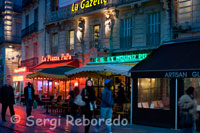 La Piazza Papa i The Grey Hound són alguns dels restaurants que s'amunteguen a la Place de la Comédie. Com en tota França no és difícil trobar un restaurant correcte o fins i tot força interessant per un preu acceptable. Com en tota França, i en bona part del món, on cal anar amb compte és en les begudes, aquí els preus augmenten força. Per beure algun dels vins de la regió o cervesa, comprovi el preu a la carta i decideixi. En la mateixa plaça de la Comédie i als carrers comercials que l'envolten trobem múltiples restaurants, molt agradables i alguns amb molt d'encant. No deixeu de provar l'especialitat de la Camargue, el toro estofat. Compte amb els horaris, l'horari punta és entre les 12 i la 1, les 2 del migdia sol ser, això, molt tard.