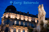 Escultura de Las Tres Gracias en la Place de la Comédie de Montpellier. En Montpellier se encuentra la séptima universidad de Francia (después de París, Lyon o Lille), con unos 60.000 estudiantes que acuden a sus 3 universidades y escuelas superiores. Date cuenta que un 17% de esos estudiantes son de nacionalidad extranjera, lo has adivinado, Montpellier es un destino privilegiado de los estudiantes Erasmus y otras becas, por lo que la ciudad goza de un espíritu joven y estudiantil muy fresco y dinámico. Desde el 2004 el centro histórico está restringido a los peatones, así que si te puedo dar un buen consejo es éste: deja el coche en uno de los aparcamientos previstos para ese fin en las afueras de la ciudad y muévete con los transportes. Te ahorrarás los numerosos atascos, la falta de plazas de aparcamiento gratuito y las consecuencias de la ley que prohíbe que un coche se quede aparcado en el mismo sitio más de 24horas seguidas. No te preocupes, la ciudad tiene de todo para que puedas desplazarte a tu aire: autobuses, una red de tranvías muy prácticos y trenes. 