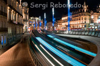 Two trams passing by the Place de la Comédie, the city center neurágico. The Place de la Comédie owes its noombre the great theater, now National City Opera, which was built in 1780. It is accessible by tram and a pedestrian zone begins around, with shops and restaurants. In 1756, fire destroyed the auditorium was in the Cours Victor Hugo, and built the new theater. The square is organized around the theater, but now also has a couple of restaurants and a luxury hotel. It is a popular spot to meet people before walking into the center. I do not recommend you go by car, parked a hard time in this area and public transport are much more convenient to reach.