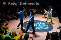 Enfrentamiento de dos contra dos en la “Batalla del año” 2 contra 2 de B Girl en el Festival Mundial de Hip Hop de Montpellier. El proyecto es una extensión y evolución de los talleres de B-boying impartidos en la antigua oficina de Correos. Entonces, el programa se limitaba a dichas instalaciones, sin una sede oficial donde los jóvenes pudiesen practicar una vez que finalizaban los cursos. Siempre hubo apoyo por parte de la administración del Centro Histórico. Sin embargo faltaba dónde ubicar este creciente movimiento. “Fue en 2008 cuando conocimos a Ester”, afirma Mr. Fer, rapero nacional y uno de los fundadores de la escuela, en referencia al ángel de la guarda que le pisó el acelerador a Trasciende. Desde la tierra de los tulipanes, Van Gogh y Johann Cruyff, Ester vino a Guatemala a hacer un voluntariado. Asistió a una de las clases de breakdance y vio con gran anhelo el posible cambio social que representaban estas actividades. Las clases reunían unos 60 alumnos que bailaban y compartían. “Había muchas pandillas y violencia en el área, pero ella vio con esperanza que los chavos invirtieran su tiempo bailando”, comenta Mr. Fer. Y a través de esta iniciativa ambos decidieron tomar este proyecto, darle una sede y pelear para apoyarlos. En 2009 nace Trasciende, con siete miembros que conformaban la asociación con consentimiento legal, pero fue hasta el año pasado cuando se ubicó en la Sexta. La idea original era crear un establecimiento donde los jóvenes pudiesen recibir clases gratis o a bajo precio. El personal fue lo más accesible, ya que dentro de la comunidad hiphopera muchos se apuntaron para dar las clases que empezaron exclusivamente con el B-boying. De vuelta a Holanda, Ester convocó a un grupo de artistas con el fin de financiar el proyecto y se creó Amigos de Trasciende, una asociación dedicada a apoyar económicamente a los estudiantes de la escuela. Gracias a su apoyo se reunieron 500 euros (unos Q5,000) para darles inicio a la escuela y a los cursos. Trasciende abrió puertas al ofrecer exclusivamente el B-boy. Sin embargo, más tarde se implementaron los cursos de MC (rapear), grafiti y DJ, y como se vio que había poca participación de la mujer, se creó también el B-girling, misma disciplina que los B-boys solo que enfocada al sexo femenino. Además, gracias al apoyo municipal y una alianza con Crea, del Ministerio de Cultura y Deportes, los muchachos participaron en los programas de escuelas abiertas y dieron shows en colegios y demás. Poco a poco se cimentó el camino del hip hop para jóvenes. Los primeros instructores y maestros que formaron parte de la docencia de Trasciende fueron los mismo asociados que plantaron la semilla. Luego, en las clases de grafiti se les unió GuateGraff, probablemente la compañía más importante del género y arte visual urbano del país, y raperos nacionales como Ekis Ekis también se sumaron a la causa. Gracias al financiamiento alcanzado con las presentaciones en vivo, Trasciende logra hasta cierto punto ser autosuficiente. Con esto financia sus cursos, incluso aquellos que necesitan materia prima e instrumentos, como el caso de los aerosoles y tornamesas.