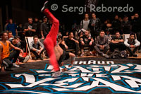 Hip hop preparació al backstage per a la Braun Battle of the Year. el major esdeveniment hip hop del planeta. Des que vam veure a la tele al primer astronauta flotant d'un costat a un altre a bord d'una nau espacial, experimentar la ingravidesa s'ha convertit en una fantasia recurrent per a molts. Per sort, ja no cal viatjar a la Lluna per gaudir en directe de tal espectacle. Aquest dissabte 19 de novembre, Montpeller acull la final del major esdeveniment B-boying del món: The Braun Battle of the Year, 20 crews es veuran les cares a ritme de hip hop per aconseguir el títol de campions del món. Durant els últims sis mesos s'han celebrat un total de 35 rondes a tot el món, dels Estats Units a Singapur, d'Alemanya a Japó. De les 350 crews inicials i 3.000 b-boys, només 20 han aconseguit arribar a la gran final del Braun BOTY 2011 que tindrà lloc a Park & Suite Arena de Montpeller davant un públic de més de 10.000 persones (amb Miles Dufrasne, guanyador del concurs Béart (d) de lamono, entre ells) i amb Dj 's de la talla de Mar, Lean Rock, MCs Trix, Nasty, Maleek i Spax com BSO. Podràs seguir la major celebració de breakdance i hip hop del planeta en streaming aquest dissabte fent clic aquí. Les bandes finalistes per a aquesta edició són: CT Group (Polònia), Nine States B-Boyz (Japó), Dead Prezz (Grècia), Kosher Flava (Israel), vagabonds (França), TPEC Crew (Taiwan), Simple System (Kazakhstan ), Maximum Crew (Corea), Battle Born (USA), Guatemaya Crew (Guatemala), Reckless Bunch (Alemanya), Amazon B-Boys (Brasil), Ruff 'n' X (Suïssa), De Klan (Itàlia) i Hoochen crew (Alemanya).