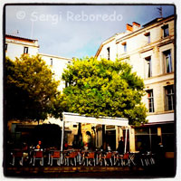 Cafes near the church of Sainte Anne. Anna Rue Ste. In this picturesque area between the conservatory of music and the church of Santa Ana, you can see some shops luthiers, craftsmen dedicated to building and repairing stringed instruments.