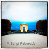 Water Tower Place Royale du Peyrou. The Place Royale du Peyrou is a large expanse flanked by trees, at whose end stands the Arc de Triomphe in 1692 and the Château d'Eau, a water tower with hexagonal shape, ending in St-Clément Aqueduc-in Boulevard des Arceaux, whose 880 meters long and 22 high offer one of the best nighttime illuminations Montpellier.   