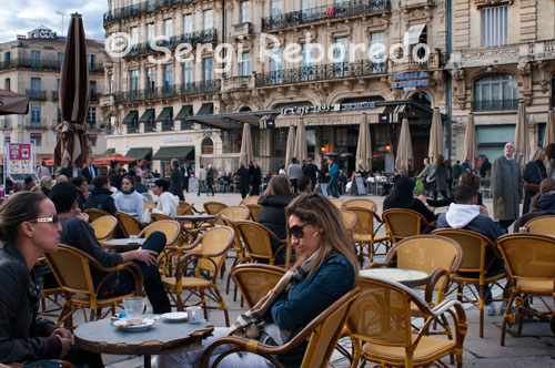 Bars and restaurants in the Place de la Comedie. Is the nerve center of the city. Called "The Egg" because of its oval shape. It is a symbol of the dynamism that characterizes Montpellier today. In the square we find the Opera House, built in the nineteenth century model from the Opera Garnier in Paris, and the statue of the Three Graces. The Place de la Comedie has many café terraces and restaurants that make it a living space where they converge to students throughout the day and lugareños.La city has two operas: The House of Comedy, built in the mid eighteenth century , responding to the urgent need for the city to have a theater and opera house of Berlioz, built a century later.