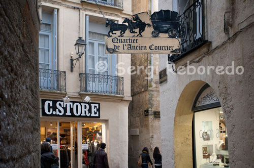 Tiendas del casco antiguo de Montpellier.  Magníficos edificios bien restaurados, tranquilas callejuelas empedradas, una historia de peso, antiguos palacios, tiendas con encanto donde venden productos de “terroir” de calidad, galerías de arte y anticuarios, infinidad de restaurantes, entre otras tiendas de moda. 