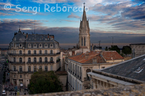 Highlights de la ciudad de Montpellier donde destaca la Iglesia de Santa Ana.    Dejándonos guiar por su alto campanario de 69 metros que domina toda la ciudad, llegamos a la antigua iglesia de Santa Ana. Se construyó en el siglo XIX en estilo neogótico y actualmente está reconvertida en una sala de arte contemporáneo llamada “Carré Saint-Anne”. Por esas fechas, el espacio está ocupado por una feria de anticuarios y entre vitrales, columnas, arcos góticos y con el órgano de fondo, se pueden encontrar todo tipo de antiguallas.