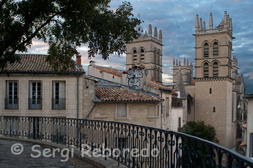 Caco antiguo con las vistas al fondo de la Facultad de Medicina.  La dinastía de los Guilhem se acaba con la incorporación de Montpellier a la Corona de Aragón. En pleno siglo XIV, la venta de Montpellier al reino de Francia supone un periodo de decadencia durante los dos siglos siguientes con varios conflictos religiosos (la Guerra Santa). Sin embargo, un hombre llamado Jacques Coeur destacará durante este periodo: es un excelente hombre de negocios que, a parte de gestionar el tesoro real, se dedica al comercio en el Mediterráneo, devolviendo a Montpellier su desarrollo económico. Hoy en día, todavía se puede visitar su palacio. En el siglo XV, Montpellier experimenta una evolución esencial con la creación de cuatro cátedras reales en la Universidad de Medicina otorgadas por oposiciones. Los simples médicos ven su rol de educador progresivamente perjudicado y de hecho desaparece en el siglo XVIII. El Renacimiento se caracteriza por una renovación profunda de la enseñanza. Montpellier se convierte en un centro intelectual de alto nivel, patrocinado por el Obispo Maguelone Guillaume Pellicier, gran humanista y amigo del rey Francisco I.En los siglos XVII y XVIII, gracias a Richelieu y Luis XIV, Montpellier se convierte en la capital del Bas-Languedoc. En la infraestructura de la ciudad aparecen nuevas edificaciones: hoteles particulares, iglesias, hospitales, teatros.