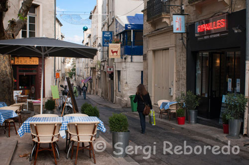 Bars i restaurants del nucli antic de Montpeller. No vagi de Montpeller sense haver-se assegut en una de les seves saboroses taules. La bona cuina regna a la ciutat, i els xefs competeixen amb enginy i passió per oferir grans moments. Des Le Jardin des Sens, amb dues estrelles de la Guia Michelin, passant per La Maison de la Lozère - Cellier Morel, la decoració contemporània es fon de meravella amb els sostres de volta d'aquest restaurant medieval, fins Tamarillos i la seva cuina de fruites i flors , o el quadre angelical del Domaine de Soriech, entre el litoral i Montpeller, sense oblidar els molts restaurants gastronòmics que proposa la ciutat. ¡Trobareu el restaurant capaç de satisfer el seu paladar i despertar els seus sentits!