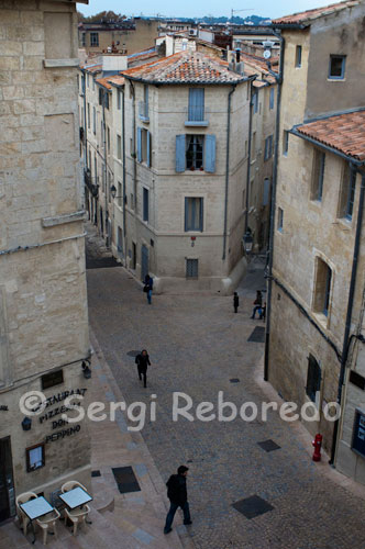 Vista aèria del nucli antic de Montpeller. L'infern per als automobilistes, Montpeller és, però, un paradís per al vianant que camina amb tota tranquil · litat pel casc antic, el barri més interessant per visitar. Et perdràs per carrers medievals i descobriràs belles mansions privades, coquetes places animades, esglésies i interessants museus.