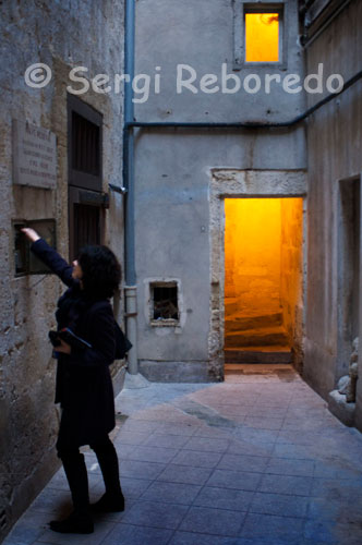 En los portales del casco antiguo de Montpellier se entremezclan los colores cálidos y fríos.  En algunos de estos portales trabajan prestigiosos lutieres. Montpellier, capital de lutieres Su riqueza cultural y musical ha hecho de Montpellier una ciudad de gran atractivo para lutieres profesionales formados, no slo en Pars, sino tambin en Italia, Inglaterra y Alemania. ¡En menos de 30 aos, ms de una decena de lutieres se han instalado en el corazn de la ciudad! Hoy, estos 14 lutieres participan regularmente en concursos internacionales de gran prestigio, dotando as a Montpellier de una reputacin nica tanto en Francia como en el extranjero. Informacin til: la Oficina de Turismo organiza visitas guiadas (“Montpellier melmana”) para conocer a los lutieres de la ciudad.