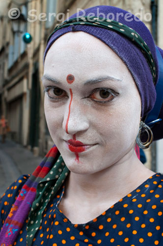 A girl dressed as a clown. During the month of May is carried out a series of performances that blend theater, music, dance, circus, street theater, visual arts and all disciplines of the performing arts that will delight the little ones and their parents.