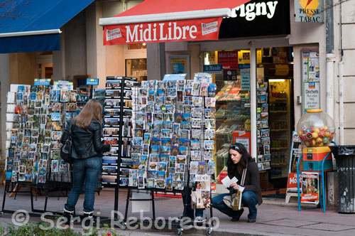 Sale of postcards in an alley next to the Palace of Justice. Discounts Montpellier Visiting Montpellier on a budget is more than possible! The city is in itself an outdoor museum. Just look around to see statues and works of art in every corner of the city. The curious need only push the doors of the mansions to discover true architectural wonders. And with the beach and 11 km and public transport, the journey towards the sea is done in a jiffy. And if your weakness is the nature, rent a bike in Vélomagg, for only 1 €! As far as shows are concerned, that culture is accessible to all is not a mere phrase. All offer free shows and festivals for lovers of museums and shows, the Office of Tourism has created a City Card, which makes exploring the city at great precio.En reservation center online www.resamontpellier . com can compare the price of the accommodation and find the deal that best suits your expectations ...And your pocket!   