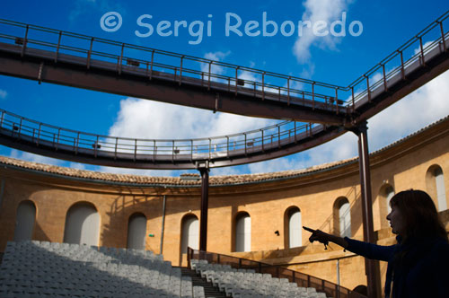 Scenario Cité Internationale de la Danse. Maïwenn Rebours is responsible for press Montpellier Danse. The Agora, international city of dance is a listed building in a historic building that houses two independent, but work well for the development of dance: The National Choreographic Center of Montpellier Languedoc-Roussillon, directed by Mathilde Monnier. Montpellier Dance festival season, led by Jean-Paul Montanari. In the present site of the agora, international city of dance, was founded in 1357 in a convent was partially destroyed in 1562. Will succeed, since the Middle Ages, three religious communities before the order of St. Ursula did not come to found a new convent in 1641. The nuns will stay there until the French Revolution take responsibility for the education of girls. It was between 1654 and 1680 the building, as we know it today is built. It takes the form of a large square in the center with a cloister around which grow three main buildings: a chapel (now the Hall Béjart) cells and in aulas.En 1680, the convent is growing a garden (which now is the Agora Theatre). In the French Revolution, the building was declared a "national patrimony" and owned by the State. In 1804 the institution became a prison for "put to shame, detention and correctional convicted of seven departments:. Ardèche, Aude, Aveyron, Gard, Hérault, Lozère and the Pyrenees Orientales" An imperial decree required when the work of appropriation. The most notable of this company is building in 1810 in the Roundabout Theatre Castries Agora stone today. That same year, the building becomes a central house of detention of women. Many reports say that the poor conditions of detention, lack of hygiene and discipline "liberated". To remedy this, the nuns are called back into the building. They are responsible for school education of inmates, but only in general compulsory labor influence the disorder observado.En 1934, the government dismissed the Central House of Montpellier in 1935, became a military barracks building as Grossetti. Install the center of the German Gestapo interrogation resistance. After receiving the services of the Directorate of Public Works Engineering, the information of the antenna of the Air Force and military security, the building was acquired in 1986 by the City of Montpellier.C is in 1991 that the building was included in the inventory of historical monuments.