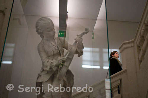 Escala interior del Musée Fabre de Montpellier Agglomération. La ciutat francesa de Montpeller té una zona completament plena d'espectaculars palaus dels segles XVII i XVIII, amb bells jardins. Un d'aquests edificis alberga el Museu Fabre, que va ser creat l'any 1798 com a museu municipal. El nom que avui ostenta el va rebre el 1826, any en què va tornar a la seva ciutat natal el pintor JF Fabre. Aquest artista, deixeble de David, s'havia exiliat a Roma durant la Revolució i en produir la Restauració monàrquica va tornar. Aquest mateix any 1826 va donar la seva meravellosa col · lecció de pintura, que va ampliar significativament els fons del primitiu museu. Posteriors donacions, com les d'Alfred Bruyas, van enriquir el museu fins al que avui representa. Les pintures més antigues del museu pertanyen a artistes flamencs i holandesos dels segles XVI i XVII com Teniers, Metsys, van Ostade, Jan Steen, etc. A més hi ha excel · lents exemples d'altres països com Veronés o Zurbarán. Les obres de pintors francesos van ser pintades per amics de Alfred Bruyas com Delacroix, Courbet i Corot. De períodes més moderns tenim obres de Bazille, mort molt jove, i Sisley.