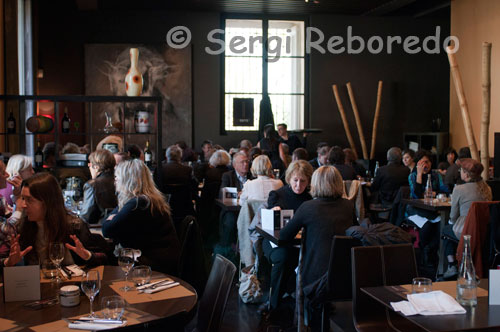 Restaurant L'Insensé 39, boulevard Bonne Nouvelle 34000 Montpeller. Un dels restaurants més de moda de la ciutat. Per menjar: La Diligence, 2 Place Pétrarque (tramvia 1: parada Comédie). Cuina provençal servida amb molta atenció i plats exquisits com el 'Mil feuille de foie et agneau' o milfulls de foie i xai, així com altres més mediterranis com el gaspatxo, o amb influències irlandeses com el cava de whisky. Li Grillardin, 3 Place Chapelle Neuve (tramvia 1: parada Louis Blanc). Un romàntic establiment de la ciutat antiga. Ofereixen elaborades receptes provençals, on sobresurt la carn de cérvol, els raviolis de salmó o l'amanida 'pied de cochon'. És imprescindible deixar un buit per al 'fondant au chocolat' de postres. Cellier Morel, 27 Rue de l'Aiguillerie (tramvia 1: parada Comédie). Amb un impressionant sostre de volta, aquest restaurant es troba a la planta baixa d'un hotel del segle XIV edificat en estil gòtic. Un car exemple de cuina francesa creativa i servei impecable, als comandaments hi ha els xefs Eric Cellier i Pierre Morel. Les Bains de Montpeller, 6 Rue Richelieu (tramvia 1: parada Comédie). Situat en una antiga casa de banys de 1770 i després de passar més de 40 anys abandonat, va ser rehabilitat com a restaurant trendy per Guy Falco el 1998. Ofereixen cuina mediterrània basada en el peix de mercat, que varia cada dia. Excel · lent decoració i bones intencions, que queden minvades amb l'atenció i la poca elaboració dels plats. Divine et Sens, 2 impàs Perier (tramvia 1: parada Comédie). L'antic 'Menestrel' s'ha transformat en un nou local on la pedra continua sent la protagonista en la decoració. Dos salons, dos pisos i dos ambients: un romàntic i un altre bulliciós, per donar gust a tot tipus de comensals. Carta justa, encara que de preus elevats. Morceau de Lune, 14 Rue du Pila Saint-Gely (tramvia 1 i 2: parada Corum). Un altre local tradicional per degustar cuina provençal, amb plats originals i ben elaborats fets amb ingredients frescos. Ofereixen bona carta de vins, encara que els preus són massa elevats per la qualitat dels plats. Le Vieux Four, 59 Rue de l'Aiguillerie (tramvia 1: parada Louis Blanc). Un restaurant fantàstic per als amants de les bones carns a la brasa. Ambient jove i molta animació, en un local que no és fàcil de trobar. Preus en la línia habitual de Montpeller, encara que amb menús.