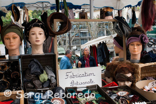 Tienda de pelucas en el mercado ambulante que se celebra en la Explanada Charles de Gaulle. La ciudad posee un magnífico centro histórico con calles estrechas y pintorescas, mansiones privadas muy elegantes del siglo XVI , numerosas cafeterías y una vida cultural muy rica. Gracias a sus incontables tesoros históricos, la ciudad está oficialmente reconocida como una «Ville d'Art». Otra característica más de su vida cultural son los músicos callejeros y los artistas además de los diversos y reputados festivales que allí se celebran. El ambiente cálido y mediterráneo se refleja en la vida cotidiana.A pocos kilómetros de Montpellier hay extensas playas de arena fina y unas lagunas con inmensas colonias de flamencos rosas en estado salvaje. Gracias a su privilegiada situación entre la Provenza, la Camarga, las montañas Cevennes y los Pirineos, Montpellier ofrece grandes posibilidades para hacer excursiones. El interior es fascinante y conserva sus encantos naturales con numerosos desfiladeros, riachuelos y pueblos clasificados entre los más bellos de Francia. Asimismo, es la región productora de vino más grande del mundo con excelentes vinos a descubrir y catar. El clima es excelente con más de 300 días de sol al año que permiten disfrutar de la la vida al aire libre durante casi todo el año.