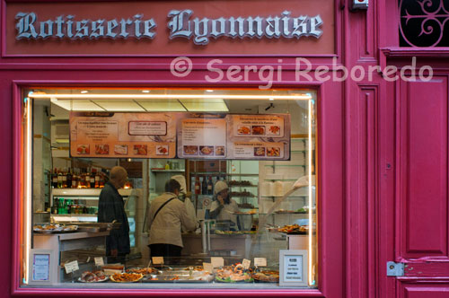 Rôtisserie Lyonnaise. Una de las tiendas donde degustar una buena comida preparada con recetas locales. Serge y Dominique compró la tienda en 1981, después de haber sido aprendices desde el año 1966 después de llegar de Marsella. Sólo el establecimiento de un parche que sólo platos para llevar. A pesar de su nombre, la tienda está abierta a todo tipo de platos: paella, tajine, lasaña de verduras o carne, codornices con pasas, ensalada de col.