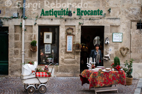 Botiga d'antiguitats al centre històric de Montpeller. Antiquité Brocante. Per compres: * Horari comercial: La majoria de les botigues a Montpeller obre de dilluns a dissabte i tanca els diumenges. Les botigues solen tancar al migdia, i després es estan obertes generalment fins a les 19.00 h Les cadenes de botigues i supermercats solen romandre oberts durant tot el dia. * Zones comercials: La compra a Montpeller es divideix en tres àrees principals: 1. Les petites botigues que voregen els carrers empedrats de Montpeller. Si busques roba de marca, pendents de diamants o unes sabates noves elegants, llavors és definitivament el lloc a visitar. 2. Place de la Comédie Rue de la Loge i Rue Massene estan plens de botigues. 3. Hipermercats a Montpeller Hi ha diverses àrees de 'Out of town' les zones comercials de Montpeller. La més fàcil de trobar, és a prop de l'aeroport. * Centres comercials: Polygone shopping centre Tres pisos, 120 botigues i 2.000 places d'aparcament, amb aire condicionat i de fàcil orientació. Adreça: 1, Rue des Pertuisanes Tel: (+33) 046 79 94 160 Horari: De dilluns a divendres: de 10.00 a 20.00 h Dissabte: de 09.30 a 20.00 h Pàgina web: www.polygone.com Centre Commercial Régional Odysseum Direcció: 2, Place de Lisbonne Pàgina web: www.centre-commercial-odysseum.com * Supermercats i Hipermercats: Carrefour Pàgina web: www.carrefour.fr es troba a: - Adreça: 6 place Laissac Tel: (+33) 046 79 26 046 - Direcció: 1454 Avenue de la Justice de Castelnau Tel: (+33) 046 70 24 800 - Adreça: 1742 avenue de Toulouse La Croix d'Argent Tel: (+33) 046 71 51 305 * Mercats: Montpeller té diversos mercats , incloent: Flea market Ven una varietat selecta d'objectes. Direcció: Espace Mosson in Paillade Horari: cada diumenge al matí Les Halles Castellane El millor en mercat de la ciutat. Hi ha llocs de venda de pa, formatges, embotits, fruites i verdures. Direcció: Rue de la Loge Horari: De dimarts a dijous: de 07.00a 13.00 hi de 16.00 a 19.00 h Divendres i dissabte: de 07.00 a 19.00 h Halles Laissac Mercat local amb una àmplia gamma d'aliments i begudes. Direcció: Rue Anatole France Castellane Market El mercat més gran. Direcció: rue de la Loge Old Quarter Farmers 'Market Més de 40 venedors de productes agrícoles cultivats i elaborats a la zona, incloent verdures i fruites fresques, carns de primera qualitat, formatges especials, pa artesanal, productes de forn, menjars típics, herbes , plantes, flors, artesanies, mel i xarop d'auró. Direcció: State St al centre de Montpeller Tel: (+33) 802 22 32.958 Correu electrònic: manager@montpelierfarmersmarket.com Horari: de maig a octubre: cada dissabte de 09.00 a 13.00 h Pàgina web: www.montpelierfarmersmarket. com * Moda i accessoris: Boutique Coqueline Ven roba, bosses, accessoris i joies d'una selecció dels dissenyadors més importants, incloent Dior i Jean-Paul Gaultier. Direcció: 8 rue de la Croix d'Or Tel: (+33) 046 76 05 354 Adidas Pàgina web: www.adidas.com Els seus productes es troben a: - Peoples 's Rag Direcció: 18 Rue de l'Argenterie - Courir Direcció : 12 Gran Rue Jean Moulin Tel: (+33) 046 70 21 564 - Shooz Direcció: 11 Rue de La Loge Tel: (+33) 046 76 09 317 Esprit Direcció: Ave Marche de la Gare, Centre Commercial Le Polygone Pàgina web: www.esprit.com H & M Adreça: C.Cial Odysséum, ZAC du Millénaire Tel: (+33) 049 95 32 160 Pàgina web: www.hm.com Lacoste Direcció: 5 Place des Martyrs de la Résistance Tel: (+ 33) 046 76 38.175 Pàgina web: www.lacoste.com Mango Pàgina web: www.mango.com es troba a: - Adreça: 29-31, Grand Rue Jean Moulin Tel: (+33) 046 76 07 222 - Direcció : Odysseum - Boulevard Télémaque Montblanc Adreça: 7, Rue Jacques Coeur Tel: (+33) 046 76 66 273 Pàgina web: www.montblanc.com Nike Pàgina web: www.nike.com Els seus productes es troben a: - Espace Foot Montpeller Direcció: 28 Bld du Jeu de Paume - Five-0 Adreça: 2 Place Castellane Tel: (+33) 046 76 60 816 - MHSC Store Direcció: 2 place de Lisbonne - Temps Course Direcció: 8 Rue Republique Tel: (+33) 046 75 85.287 STDupont Pàgina web: www.st-dupont.com Els seus productes es troben a: - Maison du Stylo Direcció: 1 bis Rue de Verdun Tel: (+33) 046 75 83 534 Zara Pàgina web: www.zara . com es troba a: - Adreça: Rue des Pertuisanes Tel: (+33) 046 71 59 910 - Adreça: Place de Lisbonne Tel: (+33) 046 79 98 442 Geox Pàgina web: www.geox.com seus productes es troben a: - Adreça: Via 9, Rue des Etuves Tel: (+33) 046 75 94 358 - Adreça: Via CC Montepellier Odysseum Tel: (+33) 046 71 76 694 - Petit Lord Triangle Sarl Adreça: Via Galerie du Triangle Tel: (+33) 046 79 22 375 - Botty Adreça: Via 2603 Avenue des Moulins Tel: (+33) 046 77 58 946 Bershka Pàgina web: www.bershka.com es troba a: - Odysseum Shopping Center Direcció: 2 Place de Lisbonne Desigual Pàgina web: www.desigual.com Els seus productes es troben a: - Adreça: Centre Commercial Odysseum Tel: (+33) 096 53 83 426 - Diana Adreça: Rue De L'Ancien Courrier 5 Tel: (+33) 046 78 63.671 Benetton Adreça: C.Cial Polygone Tel: (+33) 046 76 89 38 Pàgina web: www.benetton.de Pull and Bear Direcció: Odysseum Shopping Center Pàgina web: www.pullbear.com Lollipops Direcció: 24 Rue de l `Ancien Courrier Tel: (+33) 046 79 93 785 Pàgina web: www.lollipops.fr Levi 's Adreça: Centre Commercial Odysseum Tel: (+33) 049 96 46 579 Pàgina web: www.levi.com IKKS Pàgina web : www.ikks.com Els seus productes es troben a: - Adreça: CC Li Polygone Tel: (+33) 046 76 43 828 Paia Direcció: Zac des Commandeurs, Av Louis Lumiere * Sabateries: Calçats Victòria Pàgina web: www.calzadosvictoria.com es troba a: - Direcció: 4 Rue Grand Rue Jean Moulin Tel: (+33) 046 76 07 178 - Adreça: 8 Rue de Lýaiguillerie Tel: (+33) 046 76 08 655 Camper Pàgina web: www.camper.com Els seus productes es troben a: - Escassut Sa Direcció: 25 Rue des Etuves Tel : (+33) 046 76 60 000 - Ital Import Sarl. Octavio Direcció: 2, Rue des Soeurs Noires Tel: (+33) 046 76 04 929 * Òptiques: Alain Afflelou Pàgina web: www.alainafflelou.fr es troba a: - Adreça: CC Odysseum Tel: (+33) 046 72 02 121 - Adreça: CC Triangle - allée J.-Milhau Tel: (+33) 046 79 26 744 * Joieries i Rellotgeries: Longines Pàgina web: www.longines.com Els seus productes es troben a: - Bjs - Minutes & secondes Adreça: 14, Rue Foch Tel : (+33) 046 75 83 448 - Bousquet Adreça: 24, Rue Loge Tel: (+33) 046 76 07 413 Fax: (+33) 046 76 60 700 Cartier Direcció: 2, passage Lonjon Tel: (+33) 046 76 60.938 Fax: (+33) 046 76 60 983 Pàgina web: www.cartier.fr Hamilton Pàgina web: www.hamiltonwatch.com Els seus productes es troben a: - Minute et Seconde Direcció: 14 Rue Foch Tel: (+ 33) 046 75 83.448 Hublot Pàgina web: www.hublot.com Els seus productes es troben a: - Frayssinet Direcció: 7 Passage du Lonjon Tel: (+33) 046 75 47 540 Fax: (+33) 046 78 64 136 Omega Pàgina web: www.omegawatches.com Els seus productes es troben a: - Bousquet Direcció: 14 Rue de La Loge Tel: (+33) 046 76 07 413 Fax: (+33) 046 76 60 700 TechoMarine Pàgina web: www.technomarine . com Els seus productes es troben a: Bousquet Daniele Adreça: 24, Rue de la Loge Tel: (+33) 046 76 61 524 Tissot Pàgina web: www.tissot.ch - Bousquet D EURL Direcció: 24 Rue de La Loge Tel: (+33) 046 76 61 524 - Barriere Links Adreça: Centre Commercial Odysseum Tel: (+33) 046 71 76 255 - Goldy 127 Adreça: C. Cial Li Polygone Tel: (+33) 046 72 23 955 * Artesania i Regals: Galerie Place des Arts Un petit espai que s'especialitza en articles de vidre contemporani. A més de l'estoc permanent, hi ha una selecció d'exposicions temporals per als visitants. Direcció: 8, rue de l'Argenterie Tel: (+33) 046 76 60 508 Fax: (+33) 046 76 61 496 Horari: De dimarts a dissabte: de 10.00 a 12.00 hi de 15.00 a 19.00 h Pàgina web: www . place-des-arts.fr * Llibreries: Li Bookshop Ofereix la més àmplia selecció de llibres en anglès, incloent la literatura, la novel · la de suspens, fantasia, còmics, llibres infantils i guies de viatges. Direcció: 8 Rue du Bras de Fer Tel: (+33) 046 76 62 290 Correu electrònic: contact@lebookshop.com Horari: De dimarts a dissabte: de 10.00 a 19.00 h Dilluns: de 13.00 ha 19.00 h Pàgina web: www . lebookshop.com Els Cinq Continents Una llibreria especialitzada en viatges amb excel · lent estoc de mapes i literatura de viatges com les guies de Lonely Planet. Direcció: 20 Rue Jacques Cœur Tel: (+33) 046 76 64 670 Fax: (+33) 046 76 64 673 Correu electrònic: contact@lescinqcontinents.com Horari: De dimarts a dissabte: de 10.00 ha 19.00 h Dilluns: de 13.00 ha 19.00 h Pàgina web: www.lescinqcontinents.com * Perfumeries i cosmètica: Yves Rocher Pàgina web: www.yves-rocher.com es troba a: - Direcció: 18 Rue de La Loge Tel: (+33) 046 76 04 039 - Adreça: Centre Commercial Polygone Tel: (+33) 046 72 24 162 Sephora Pàgina web: www.sephora.fr es troba a: - Direcció: 314 CC Polygone Tel: (+33) 049 91 36 767 Fax: (+33) 049 91 36 768 - Adreça: 2, place de Lisbonne, CC Odysseum Tel: (+33) 046 76 86 180 Fax: (+33) 046 76 86 181 * Gastronomia: Aux Grands Vins de France Té una àmplia selecció de vins de tot França, però s'especialitza en els de la regió de Llenguadoc . La degustació de vins es celebra cada dissabte. Direcció: 1-3 Rue de l'Argenterie Tel: (+33) 046 76 07 548 Fax: (+33) 046 76 07 709 Correu electrònic: agv@free.fr Horari: De dimarts a dissabte: de 09.00 a 13.00 hi de 14.30 a 19.30 h Dilluns: des 15.00 h Pàgina web: www.auxgrandsvinsdefrance.com Puig Pot triar entre una varietat de formatges de temporada o una gran selecció d'especialitats. Direcció: 23 Rue St Guilhem Tel: (+33) 046 76 61 732 Horari: De dimarts a dissabte: de 08.00 a 13.00 hi de 16.00 a 19.00 h Pâtissier Schoeller Per a un subministrament abundant de Écusson de Montpeller (un bombó de xocolata farcit de Grand Marnier). Direcció: 121 avenue de Lodève Tel: (+33) 046 77 57 155 Pàgina web: www.scholler.fr