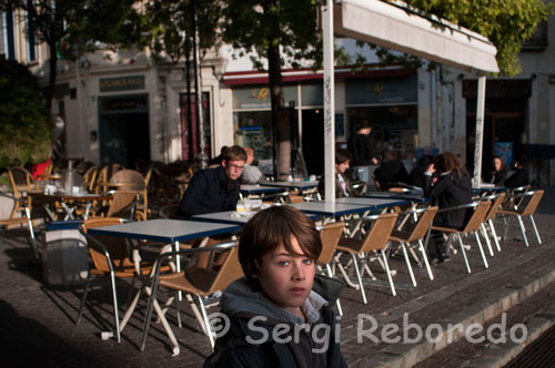 One of the many cafes near the church of Sainte Anne. Anna Rue Ste. Of course the best way to see it and enjoy it is by foot and wide pedestrian zone makes it easy. We headed towards the center, known as l'Ecusson similar in form to a shield. In fact, his profile draws a sort of pentagon and its edges are boulevards that take the place of the old murallas.Dejándonos guided by its high bell tower of 69 meters that dominates the city, we reached the old church of Santa Ana was built in the nineteenth century in the Gothic style and is now converted into a contemporary art gallery called "Carré Saint-Anne." At that time, the space is occupied by an antique fair and between windows, columns, Gothic arches and the body background, you can find all kinds of antiquities.