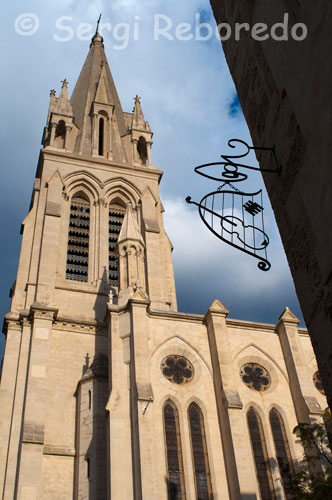 Iglesia de Sainte Anne. Recomiendo una pequeña plaza que hay cerca del Arco del Triumfo, se llama de Santa Ana y allí mismo hay una iglesia del mismo nombre. Esta es una ciudad muy especial para quienes aman el mediterraneo pero no quieren renunciar al gran placer de la tranquilidad que inspira una urbe Europea. Sin duda, Montpellier responde a estas dos grandes razones y por eso cuenta con una gran oferta de arte, cultura, gastronomial, playas virgenes y pequeños pueblos de gran velleza. Empezando por el entorno, alrededor de Montpellier se pueden encontrar muchos pueblos veraniegos al lado del mar de los cuales es mejor evitar a los más densificados (que són pocos) y centrarse en aquello veritablemente bonico com Aigues Mortes, que tiene una fortificación del medievo magnífica o Le Port du Roi, un pequeño pueblo de pescadores donde se puede cenar al lado de las embarcaciones. Recomiendo también dos de las playas virgenes más conocidas de la zona Le Gran Travel et le Petit Travel, las dos cumplen con todos los requisitos, gran espacio de arena, marea muy baja que te permite caminar largamente hasta cubrirte del todo y facilidad de acceso. En cuando a la capital, Montpellier, destaca el barrio construido por Ricardo Bofill, si te gusta más o menos esto ya es a gusto de cada uno, a mi gusto hay demasiado hormigón. Entardo ya en el centro (después del atasco si vais en coche y es verano) nos encontramos con el verdadero nucleo de la ciudad. Se pueden visitar infinidad de iglesias, cada una supera a la anterior, junto con un gran aqueducto bien conservado y naturalmente el estandarte de la ciudad, la Cómedie. Dicho teatro se encuentra en un gran paseo que connecta con el centro antiguo e otros espacios verdes que a si mismo enlazan con la periferia. Es importante pararse en alguna de las numerosas terrazas que hay en el centro y respirar el ambiente. Antes de terminar no quiero olvidar la Facultat de Derecho, la más antigua que existe y digna de visitar. Así mismo, antes de llegar al aqueducto se encuentra uno de los parques más bonitos y grandes de la ciudad.