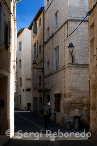 Callejones estrechos en el casco antiguo de Montpellier. Rue Sepulcre. Pubs y discotecas: La Place de la Comédie se encuentra en el centro de la ciudad vieja, con numerosos cafés que en verano se pueblan de terrazas. A su alrededor se expanden pequeños pubs, frecuentados generalmente por estudiantes. Las discotecas más grandes se encuentran en la zona del río, siendo generalmente lo más selecto de la noche, evidentemente, previo pago de entrada.  Circus,  3 Rue Collot ( tranvía 1: parada Comédie). Situado a sólo unos pasos de la céntrica Place Jean Jaurès, es uno de los garitos más famosos del centro de Montpellier. Está decorado a medio camino entre circo y lounge típicamente neoyorquino, ofreciendo cócteles y aperitivos, con música internacional y ritmos r’n'b. El Cuba Café,  1 Place de France ( tranvía 1: parada Odysseum). Los amantes de la salsa y de los ritmos latinos encontrarán en este local su centro de referencia para la noche. Es un restaurante y bar musical que se encuentra en el moderno barrio Odysseum y abre diariamente de 9:00 a 2:00.  Rockstore,  20 Rue Verdun ( tranvía 1: parada Gare St-Roch). Un local que hace honor a su nombre y organiza las mejores noches Erasmus de Montpellier. Está formado por una sala de conciertos, una discoteca y un café-rock. Decorado al gusto de los años 60 y con una acústica mejorable, por donde desfilan algunas de las mejores bandas de rock de Francia. Le Panama Cafe,  5 Rue de la République ( tranvía 1: parada Gare St-Roch). Una discoteca formada por dos salas, una ‘kitch’ y otra latina, donde se dan cita la mayoría de los estudiantes de las tres universidades. Buen ambiente hasta bien entrada la madrugada, donde además presumen de ser la única discoteca con entrada gratuita de Montpellier.  Cargo,  5 Rue du Grand Saint-Jean ( tranvía 1: parada Gare St-Roch). Otro bar musical que se suma a la moda de los garitos para universitarios, que a tantos estudiantes de cursos de francés en Francia atraen. Abre de martes a sábados de 20:00 a 2:00 y viernes y sábados hasta las 5:00, siendo la entrada gratuita hasta las 0:00. Los martes organizan fiestas latinas y al menos un par de veces al mes también noches para Erasmus. Le Fizz,  4 Rue Cauzit ( tranvía 1: parada Comédie). Es un pub pequeño y simpático del centro histórico, bastante frecuentado por los estudiantes locales. Pinchan música muy comercial y fácilmente bailable. Point Zéro,  4 Quai du Verdanson ( tranvía 1: parada Louis Blanc). Ambiente más ‘underground’, en un local de dos niveles donde cada noche de martes a sábados es una fiesta dirigida a una nacionalidad diferente. Estamos en una de las capitales Erasmus de Francia y se nota… 