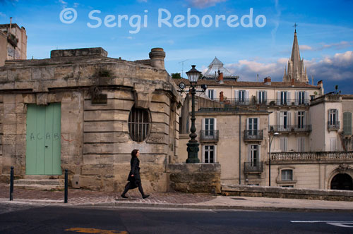 Low houses located along the Boulevard du L. Vialleton overlooking the Church of Saint Anne. Here the good atmosphere that has Montpellier enjoys day, with its gardens, its crowded plazas, terraces in the streets, etc.. But suddenly, become the worldwide 19.00hy prepares to close their businesses and the city fades slowly (because the lighting of the city certainly leaves much to be desired, which sometimes even afraid to go through the streets). Now, though, in the middle of Christmas (which begins here and in \ "El Corte Ingles, is, in November haha) the streets and trees are filled with thousands of little lights, giant Christmas balls hanging from the branches and Christmas decorations guard the shop windows. with respect to the architecture of the city is quite different from Spanish, dominated over the low houses or at most about 4 floors, the streets are quite wide and endless, you do not see these never the end, where the \ "great architect \" that designed them insisted on gigantic trees planted between the sidewalk and streetlights put between them, which you can imagine the visibility of pedestrians at night.