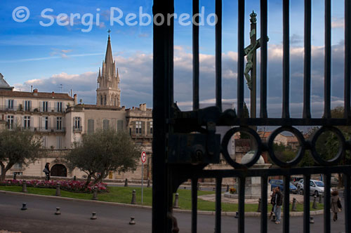 Boulevard du L. Vialleton con vistas de la iglesia de Saint Anne además de la cruz ubicada en la Place Giral.  Al norte se extiende el Jardin des Plantes –en 163 Rue Broussonet- el jardín botánico más antiguo de Francia, creado en 1593 para investigar los usos medicinales de las plantas ( tranvía 1: parada Place Albert 1er; martes a domingos de junio a septiembre de 12:00 a 20:00, de octubre a mayo de 12:00 a 18:00;  gratuito). A su lado se alza la austera Cathédrale Saint-Pierre, del siglo XV, cuyo enorme porte sobrevivió a los conflictos religiosos que asolaron la región en el siglo XVI (tranvía 1: parada Place Albert 1er;  de 9:00 a 12:00 y de 14:30 a 19:00). Regresando a la Rue Foch y dejando atrás el arco del Triunfo, a la derecha se extiende el barrio del antiguo Correo o Ancien Courrier.  La Place Sainte-Anne da acceso al Conservatorio de Música y a varios talleres de luthiers, desde cuyos ventanales puede observarse a los artesanos fabricar violines y guitarras. La Rue de l’Ancien Courrier es otra elegante arteria salpicada de palacetes medievales, en cuyos bajos se han instalado boutiques de lujo, que sirven de acceso a la romántica Place de Saint-Roch. Fue durante los siglos XVII y XVIII cuando los ricos mercaderes que se asentaron en la zona levantaron enormes mansiones de sobrio exterior, aunque con magníficos patios interiores.  Sobresalen el Hôtel St-Côme –en Grand Rue Jean Moulin- donde los estudiantes de la cercana Facultad de Medicina acudían a las primeras sesiones de anatomía y cuyas dependencias constituyen actualmente la Cámara de Comercio de Montpellier. En la misma calle se alza la Tour de Babote, una torre del siglo XII, que ha resistido las sucesivas transformaciones de la ciudad. El Hôtel des Trésoriers de la France –en 7 Rue de Jacques Coeur- es igualmente uno de los más destacables de Montpellier, con una preciosa arquitectura del siglo XV.