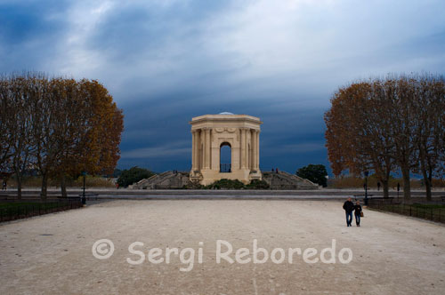 Torre de l'aigua a la Plaça Royale du Peyrou. La Place Royale du Peyrou és una gran extensió flanquejada per arbres, en l'extrem s'aixeca l'Arc de Triomphe de 1692 i el Château d'Eau, una torre d'aigua amb forma hexagonal, que finalitza en el Aqueduc de St-Clément-en Boulevard des Arceaux-els 880 metres de llarg i 22 d'alt ofereixen una de les millors il · luminacions nocturnes de Montpeller. De la Place Royale sorgeix l'elitista Rue de Foch, on els amants de les marques gaudiran d'allò més bé. Montpeller (Montpelhièr en occità) és a 10 km de la costa mediterrània, constituint la capital de la regió de Llenguadoc-Rosselló i del departament d'Hérault. Està travessada per dos rius: el Lez l'est, i el Mosson l'oest, procedint el seu nom del llatí monspessulanus, al qual s'atribueixen diversos significats com a bosc pelat, muntanya del turó, muntanya de les espècies o muntanya pedregós. La vila va ser fundada al segle VIII com un nucli dependent de la propera Magalona, encara que els freqüents atacs pirates van empènyer a la població a desplaçar cap a l'interior. Amb l'assentament dels comtes de Tolosa al segle X, es va convertir en un important nucli comercial, que la va convertir en capital del Senyoriu de Montpeller, primer sota la dinastia dels Guillermos, i posteriorment incorporada a la Corona d'Aragó després del casament de Pere II d'Aragó amb Maria de Montpeller el 1204. Després de la defunció del seu hereu, Jaume I, el Senyoriu va passar al Regne de Mallorca fins a l'any 1349, quan el rei Jaume III va vendre la Occitània al rei francès Felip IV per recaptar fons en la seva guerra contra Pere IV d'Aragó, quedant des de llavors definitivament incorporada al regne de França. Montpeller va ser un feu de la Reforma protestant, els habitants, coneguts com hugonotes, es van enfrontar activament contra la catòlica corona francesa. Per doblegar les pretensions reformistes, el 1622 el rei Lluís XIII la prendria després d'un setge de gairebé dos anys. Durant el segle XIX es va transformar en un actiu centre industrial, on van destacar la producció de productes tèxtils, metal · lúrgics i alimentaris, dels quals continua sent un eficaç productor. La Universitat de Montpeller és una de les més antigues de la república francesa, fundada en 1220 pel cardenal Conrad i confirmada per una butlla Papal en 1289. La ciutat compta actualment amb tres universitats, entre les quals es troben les més demandades pels estudiants internacionals per estudiar idiomes a França. Població: 257.092 habitants.   