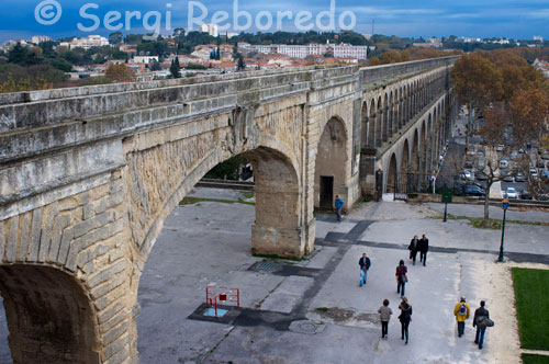 Saint Clement Aqueduct. The engineer Henri de Launay Pilot was inspired by the Pont du Gard, to build the aqueduct in 1754 San Clemente. This has allowed the arrival of water from the springs of the city of Saint-Clément. Montpellier in French and officially Montpelhièr in Occitan, is a city in southern France, capital of the Languedoc-Roussillon and Hérault department. It is crossed by two rivers: the Lez east, and west Mosson. According to data from 2009 had a population of 257,092 inhabitants, that if you included the metropolitan area totaled 516 360 inhabitants (2008) inhabitants. In 2007 was the eighth largest city in France for its intramural population, is one of the few among cities over 100,000 inhabitants, whose numbers have steadily increased over the last fifty years, during which its population has doubled. The city is an important industrial center, which include textiles, metal products, food, like wine, publishing and chemicals.