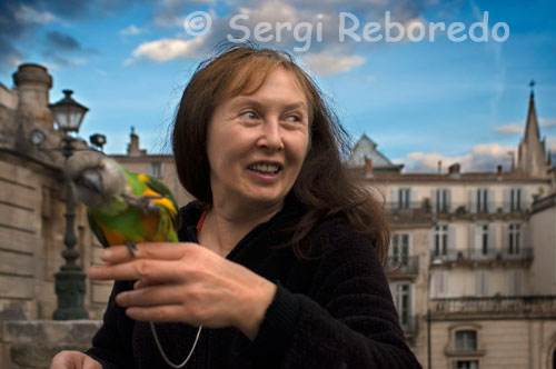 Una habitante de Montpellier pasea por la calle junto a su loro. Aunque Montpellier es una ciudad bastante grande (un cuarto de millón de habitantes), por lo que se comenta la mayor parte de las cosas de interés están en el casco histórico, que es en esencia la colina que domina las tierras colindantes. Y no sólo los edificios de alto interés histórico se encuentran estupendamente conservados, todas las construcciones del centro están en un estado fantástico independientemente de su edad y su uso. Da gusto pasearse por las estrechas callejuelas del centro, definitivamente creo que no voy a usar el transporte público e ir andando a todas partes. Eso sí, debo reconocer que hoy me he perdido dos veces, debo parecer un turista recién aterrizado. Montpellier es además una importante ciudad universitaria (cincuenta mil estudiantes, es decir, la quinta parte de la población), y coincide que en estas fechas están empezando a llegar todos los Erasmus para ir haciendo los cursos de francés preparatorios. Todo esto se junta con el hecho de que todos los de mi curso somos extranjeros, claro, con lo que mi intención de no hablar otra cosa que no sea francés se está viendo constantemente frustrada por las necesidades comunicativas. Eso sí, a los españoles no les paso una, o francés o nada. 