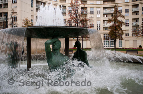 Una de les escultures que decora el barri d'Antigone. Antigone és un barri de nova construcció de la zona est de la ciutat. El projecte va anar a càrrec de Bofill, i per tant es considera que el barri sencer és un monument que un no es pot perdre. Per la meva banda, dissenteixo. Anant d'oest a est, sortim de la Place de la Comédie i de seguida entrem en Antigone, on trobem dos horribles edificis: el Triangle i el Polígon. Es tracta de dos centres comercials dissenyats amb moltes pretensions, així en pla modernolo, però que són un autèntic càstig a la vista i que gairebé treuen les ganes de comprar. Com a únic punt positiu puc dir que impliquen que hi hagi moltes botigues a prop del centre. Seguim. Una mica més enllà comença una zona plena d'habitatges i restaurants en què impera el neoclassicisme. I quan dic que impera és que és una mica exagerat: no només l'arquitectura és d'inspiració grega, també les estàtues i els noms dels carrers. És un entorn molt més agradable que el de l'altra part del barri, però la paraula "pretensiós" no l'abandona a un mentre recorre aquesta part de la ciutat. He de reconèixer que Antigone té coses molt positives. La primera d'elles és l'espai, és un barri molt obert i lluminós, i segur que resulta agradable viure-hi. La segona és la solució que li han donat a la vora del riu (el Lez marca el límit oriental d'Antigone), han aconseguit conjugar a la perfecció l'ús lúdic i la proximitat al riu amb una excel · lent canalització per quan arribin les crescudes (la gota freda afecta la regió). En qualsevol cas, Antigone no em va convèncer per quedar-me a prendre alguna cosa i em vaig tornar al centre, on vaig trobar un nou local meravellós. La Brasserie de l'Aubrac destaca, sobretot, per la seva enginyós mètode de cridar a la clientela: els grups toquen al carrer, a la porta del local, i no a l'interior. De fet jo em dirigia cap a un altre local quan vaig escoltar un cant de sirenes en forma de trio de jazz que em va portar irremissiblement a encallar a la seva terrassa. La placeta és molt agradable, els preus són adequats, i el grup que tocava avui era molt bo. No sé exactament on és, però per trobar-la una altra vegada em bastarà buscar l'origen de tan dolços sons.