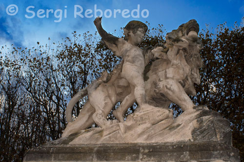 Una de les escultures que decora el parc de La Promenade Royale du Peyrou. La ciutat és llar de molts estudiants, a causa de la presència d'una gran universitat. Intenta arribar a visitar la Facultat de Medicina. Aquest va ser establert des del segle 12 i encara és al seu lloc! Si vols alguna cosa de relaxació i alguna solitud lluny de les dels carrers, llavors pots anar a La Promenade Royale du Peyrou, aquest és un parc que està situat just al costat de l'Arc de Triomf de Montpeller.