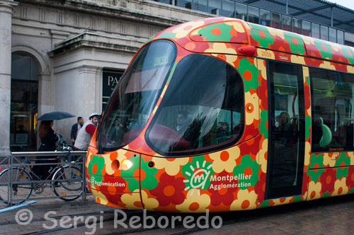 One of the various trams in Montpellier. Montpellier is a French town on the Mediterranean coast, 200 km. from the Spanish border and 700 km. Zaragoza. Its metropolitan area is 400,000 people, half in the municipality. It has a major university, attracting Spanish Erasmus, like Bordeaux or Toulouse. The city has an elegant and lively historic center around a small rise over the rest of the city, between Place de la Comedie and a small park, characteristic of three French cities sights and so scarce in Spain, I guess because the parks are not commercial or aparcables or especulables. Montpellier was an early riser when removing the tram, in 1949, and to no less than 46 years later, there was decided to rentrée. Line 1 was inaugurated in July 2002 between Mosson and Odisseum, with a distance of 15.2 km. served by 28 trams of type TGA Citadis 301, being so successful that it was necessary to acquire, almost immediately, 2 vehicles. Also given the modularity of these vehicles had to be lengthened from 30 to 40.5 meters. Involved the pedestrianization of the whole city center, making a very significant work even so high to cross the mall Antigone, in the heart of the city but with components of hypermarket, and let expedite the Comedie Square, central nucleus of the city and through which the line 1. Line 2 was inaugurated in December 2006 between Saint Jean de Vedas and Jacou, and a curious feature is that against the blue line 1, this line takes about vehicles so colorful painted flowers representing one of its Typical productions. Without departing from the center, maintains a transverse trace more than the first. In the year 2012, is scheduled to open on line 3 of 22.4 km. and will reach the beach area. The data provided in 2007 by the company operating spoken of 53.8 million passengers, without specifying which party is by tram, and a fleet of 175 buses, although they speak of a daily use of 130,000 people in the tram line 1 , which would be above 30 million passengers per year, which would not be surprised by the personal experience I had when visiting this city in September 2007.