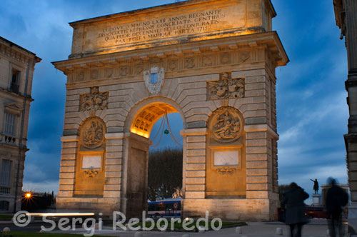 A l'entrada del Peyrou trobem la més representativa d'aquestes construccions, l'Arc del Triomf. Els habitants de Montpeller estan particularment orgullosos del seu arc, ja que té més de 300 anys d'antiguitat, és a dir, gairebé el doble que el de París, i el seu orgull occità els porta a intentar empipar als capital sempre que tenen ocasió. Per la part de darrere del Peyrou trobem un altre monument d'estil romà construït en aquesta mateixa època encara que molt més impressionant, Les Arceaux. Es tracta d'un enorme aqüeducte fet a imatge i semblança del Pont du Gard (del qual parlaré en breu) i que efectivament es va utilitzar per canalitzar aigua a la ciutat fins fa 20 anys. Actualment no compleix cap funció pràctica, però fa molt bonic. La Promenade en si no és massa destacable: arbres i flors, molt espai per fer coses, i una estàtua eqüestre del Rei Sol en pla César. El millor que té el lloc és que tant espai dóna peu a moltes activitats públiques improvisades, amb el que s'ha convertit en el centre neuràlgic del perroflautismo local. Sempre hi ha gent practicant amb els bongos o fent malabars, activitats en què es pot participar sense major problema. Per la meva banda, avui he passat una estona molt agradable aprenent a ballar les danses regionals d'Occitània a la llum de la lluna. En general es tracta de balls en grup molt senzills i amb ritmes bastant vius, el que garanteix que tothom s'animi i passi una bona estona, la malaptesa o la vergonya no són excusa per quedar al marge. Us ho dic jo, que com molts ja sabreu tinc dos peus esquerres.