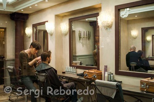 A modern-style salon in the historic center of Montpellier. Founded in the eleventh century, Montpellier is a young city with respect to its neighboring Nîmes, Narbonne, Béziers and Carcassonne, created in Roman times. Born as an exchange of favors, and the gentleman built a castle Guilhem and a church, he would later call Montpellier. The city grew rapidly in the commercial and academic. In the fourteenth century, became the kingdom of Aragon and the kings of France. At the eighteenth century, the walls were replaced by spacious avenues and squares. Today, the Place de la Comedie, called l'oeuf (egg) is the central scene of the city, a giant pedestrian space where all the looks. At its center, Les Trois Graces (Las Tres Gracias) have their bodies upright, arms bent and provocative smiles. Crowned with a great source of Carrara marble floor. Before the figures were covered when they left the saints in procession. On one side of the square, L'Opéra-Comedie, the nineteenth century, inspired by the Parisian model. In his monumental stairs, took refuge punks and dogs, here are healthy thanks perhaps to the good offices of Saint-Roch, the saint was born in Montpellier in 1340, who cured the sick and the animals provided accompanied by his dog. From the square, to access modernity, must cross the Poligone mall, temple of consumption, a former Protestant cemetery. At the end of an escalator born Antigone, a symbol of progress, the new district, designed by the architect Ricardo Bofill. It is a neoclassical buildings set along a mile, which includes apartments, offices, buildings and public spaces. The man disappears behind all vertical and icy wind.