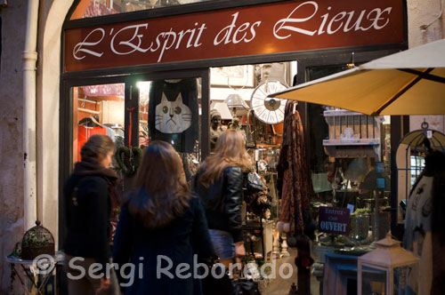 L'Esprit des lieux, una de les botigues on trobar qualsevol classe de souvenir a Montpeller. En els mateixos carrers de pedra hi ha elegants mansions del segle XVII, que comparteixen l'espai amb alguns capricis moderns: roba de vell o de Christian Lacroix, galeries d'art i salons de bellesa; pastisseries, bars amb música electrònica. Els carrers fosques desemboquen moltes vegades en arbrades places, com la Place Candolle, o en luxoses avingudes, com la Fosh. A pocs metres, a la part alta de la ciutat, el Peyrou és un petit jardí de Versailles, de tres hectàrees, on Luis XIV va afirmar el seu poder real, col · locant en el centre una estàtua amb la seva cara i el seu arc del triomf. Darrere del Rei Sol, una geganta font s'alimenta de l'aigua que transporta l'aqüeducte Saint Clement (14 quilòmetres de llarg), d'inspiració romana i gran bellesa.