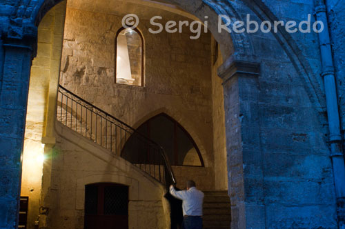 Escaleras de algunos edificios del conjunto cultual medieval judío de Montpellier. La manzana de la Barralerie en Montpellier, cuyas fachadas se remodelaron por completo en el siglo XVIII, conserva en la parte trasera un conjunto cultual judío mencionado por los grandes historiadores locales. Previa a su clasificación en la categoría de monumentos históricos en 2004, se realizó una valoración arqueológica relativa a las potencialidades medievales conservadas principalmente en el hotel del notario Auteract, adquirido por el ayuntamiento. Si Montpellier se presenta en el siglo X como un núcleo primitivo único y fortificado, fue en el contexto de fuerte reordenamiento urbano de principios del siglo XIII cuando se asentó la comunidad judía. El barrio elegido resulta de la agrupación de dos manzanas primitivas separadas por un callejón pero siguiendo un gran eje que enlazaba al palacio señorial con los mercados de la ciudad. Se distinguen alineados sobre el callejón los edificios de la sinagoga, del mikveh y de la casa de la limosna. En la efervesciencia de principios del siglo XIII, el parcelario antiguo compuesto por pequeñas unidades experimentó numerosas transformaciones para edificar espacios más amplios bajo la forma de casas de estilo patricio. Es el caso para la sinagoga, que presenta una fachada de más de 10 m de largo. Esta situación acarreó ciertas restricciones y adaptaciones. La planta peculiar de la sinagoga evoca la existencia probable de dos casas anteriores, así como la disparidad de los edificios donde se ubican el mikveh y la sinagoga indica que se trata de dos casas previamente medianeras: esto se halla confirmado por la orientación del parcelario, el empalme de las dos fachadas, el desnivel de los pisos y tejados, y la ausencia de comunicación directa entre los dos solares. En cambio varios elementos comunes testifican la transformación en un conjunto comunitario: la alineación de las tres puertas de la sinagoga, la sala baja y el mikveh que dan al callejón; la excavación en el sótano para la piscina ritual del mikveh así como la sala baja en el sótano de la sinagoga con el suelo en el mismo nivel, la misma altura de arranque de la bóveda e idéntica técnica de abovedamiento para ambos espacios. La construcción donde se ubica el mikveh sólo se conserva hasta el primer piso. La parte superior se reedificó en el siglo XVI, pero en el sótano se encuentra una sala a la altura del callejón cuya función todavía desconocemos, una escalera estrecha que conduce al vestuario con nichos y banquetas así como a la piscina excavada a más de 6 m por debajo de la calle. El edificio sinagogal presenta por su parte un alzado medieval completo y homogéneo, que consta de una vasta sala baja en el sótano, dos plantas y desván. La sala baja comunica directamente con la sinagoga mediante una escalera y una abertura practicada en la bóveda (figura 3). Del callejón una puerta apuntada se abre al espacio cultual de un solo trecho que tal vez sostenía una tribuna como lo sugieren dos arcos esquineros conservados (figura 4). Esta estructura peculiar precisa de la integración de un sistema de distribución, de cubrimiento y de iluminación que convenga a una pieza que se alza de un solo trecho hasta el primer piso, o sea unos 8 m de altura, lo que se halla confirmado por la ausencia de agujeros para el entablado y la existencia de un vano pareado de grandes dimensiones al nivel del piso. El auge de la comunidad judía hasta su primer exilio en 1306 se traduce topográficamente en la ubicación de la sinagoga como manda la regla en la parte alta de la ciudad cerca de una fuente de agua, en este caso la capa freática, así como en la presencia de dependencias de índole religiosa con el mikveh, baño ritual de purificación, de índole caritativa con la casa de la limosna y de índole didáctica con la escuela. El estudio de este hotel que se realizará próximamente con detenimiento nos permitirá ahondar en el conocimiento del parcelario medieval, de la arquitectura doméstica de Montpellier y en especial del modo de asentamiento, la historia y las costumbres de la comunidad judía gracias a la conservación excepcional de este conjunto cultual del Medievo.