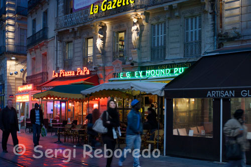 La Piazza PaPa y The Grey Hound son algunos de los restaurantes que se apelotonan en la Place de la Comédie. Como en toda Francia no es difícil encontrar un restaurante correcto o incluso bastante interesante por un precio aceptable. Como en toda Francia, y en buena parte del mundo, donde hay que tener cuidado es en las bebidas, ahí los precios aumentan bastante. Si desea beber alguno de los vinos de la región o cerveza, compruebe su precio en la carta y decida. En la misma Place de la Comedie y en las calles comerciales que la rodean encontramos múltiples restaurantes, muy agradables y algunos con mucho encanto. No deje de probar la especialidad de la Camargue, el toro estofado. Cuidado con los horarios, el horario punta es entre las 12 y la 1, las 2 de la tarde suele ser, eso, muy tarde.