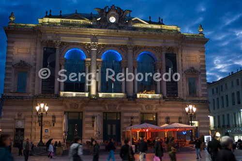 Edificio del gran teatro convertido hoy en día en Opera Nacional de Montpellier en la Place de la Comédie.  Dinámica Occitana. En el siglo XVIII, los muros de la ciudad medieval fueron reemplazados por avenidas y plazas. El centro neurálgico de Montpellier está en la Plaza de la Comédie, con la fuente de Las Tres Gracias y el edificio parisino de la Opéra-Comédie. Para llegar al barrio más moderno de Antigone, hay que atravesar el Poligone, la zona comercial. Al final del Medioevo, Montpellier estaba encerrada por fortificaciones y comenzaba a asfixiarse. A nadie le importaba pero –casi como un símbolo– crecían pinos desde una de las torres, bautizada La Tour des Pins. En esa época, el doctor Nostradamus, recibido en la universidad de esa misma ciudad, curaba con plantas medicinales, ayudado por la astrología. En una de sus tantas predicciones, habría dicho que Montpellier desaparecería cuando los pinos de la torre, ya viejos, se cayeran. Sin embargo, tiempo después, el doctor murió; y los pinos, cuyas raíces arruinaban el edificio, fueron reemplazados por cipreses. Es por eso que, a pesar de Nostradamus, Montpellier –floreciente capital de la región de Languedoc-Roussillon– sigue en pie, en el sur de Francia, a tres horas veinte de París en el tren de alta velocidad. Los automóviles están prohibidos en el Ecusson, el centro medieval de la ciudad, uno de los espacios peatonales más grandes de Europa. En las calles laberínticas, el oído urbano trata de adaptarse al silencio. Y la promiscuidad de estos espacios medievales, con sus hábitos contemporáneos, aumenta el desconcierto. Una soprano ensaya una ópera de Verdi, el sonido de una batería sale de un sótano protegido, alguien duerme con fondo de Chopin. Con el paso del tiempo, el Ecusson vivió transformaciones arquitectónicas que el tejido medieval incorporó sin violencia. Una antigüedad reciclada, con edificios que parecen caerse a pedazos: parte del encanto. Las puertas de entrada, de un metro de altura, están siempre abiertas. Las escaleras caracol son angostas y no están iluminadas. Los alquileres, aquí, son los más caros.