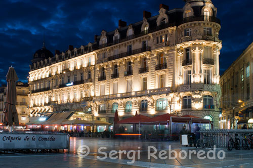 the Place de la Comedie: southeast of downtown, the old medieval square is one of the most beautiful in France. It owes its name to the theater's facade that sits there and in the center chair a source with the sculpture of the Three Graces. The city center is called "l'Ecusson" which means "shield" or "blazon", by the way he has, almost like a pentagon. You will recognize it easily because it is bordered by boulevards that follow the ancient walls. Demos for a walk downtown and see what are the sites of interest: the Tower of Babote: has long been an astronomical observatory, now allows access to the old town, near the former bourgeois neighborhoods. Tower of Pines: An old prison for women. The door of the salt: the end of the street from the university, represented the privileged access of salt traders, hence its name. the Arch of Triumph of the seventeenth century. You are on the highest point of the city, to 52m.