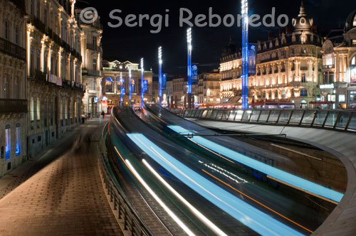 Dos tranvias pasando junto a la Place de la Comédie, el centro neurágico de la ciudad. La place de la Comédie debe su noombre al gran teatro, ahora ópera nacional de la ciudad, que fue construido en 1780. Es accesible en tranvía, y empieza una zona peatonal alrededor, con tiendas y restaurantes. En 1756, un incendio destruye la sala de espectáculos que estaba en el Cours Víctor Hugo, y se construye el nuevo teatro. La plaza se organiza alrededor del teatro, pero ahora tiene también un par de restaurantes, y un hotel de lujo. Es un punto popular para encontrarse con gente antes de pasear por el centro. No recomiendo que vayas en coche, cuesta mucho aparcarse en esta zona y los transportes públicos son mucho más convenientes para llegar.