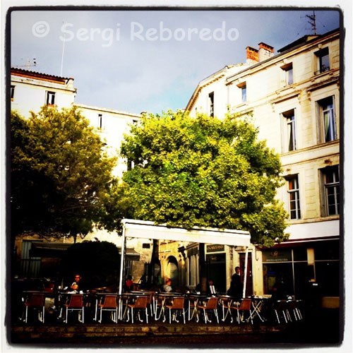 Cafes cercanos a la iglesia de Sainte Anne. Rue Ste Anna.  En este pintoresco barrio, entre el conservatorio de música y la iglesia de Santa Ana, se pueden ver algunos talleres de luthiers, los artesanos que se dedican a la construcción y reparación de instrumentos de cuerda.